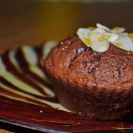 Рецепт Шоколадных маффинов с грецкими орехами и карпаччо из красной груши