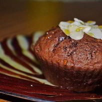 Рецепт Шоколадных маффинов с грецкими орехами и карпаччо из красной груши