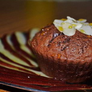 Рецепт Шоколадных маффинов с грецкими орехами и карпаччо из красной груши