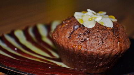 Рецепт Шоколадных маффинов с грецкими орехами и карпаччо из красной груши