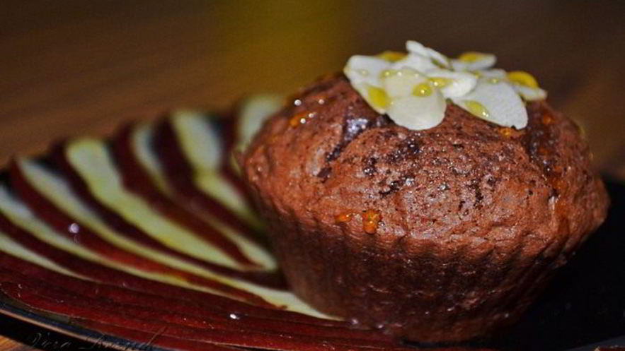 Рецепт шоколадных маффинов с грецкими орехами и карпаччо из красной груши