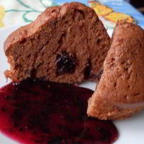 Шоколадные маффины с конфитюром из смородины