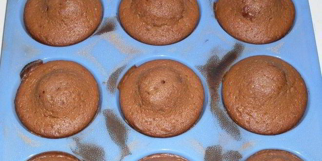 Рецепт шоколадных маффинов с конфитюром из смородины