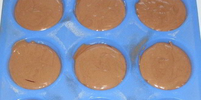 Рецепт шоколадных маффинов с конфитюром из смородины