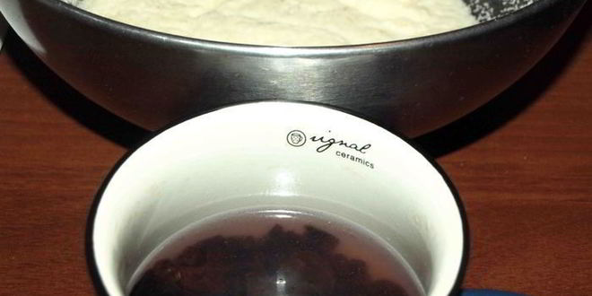 Рецепт постного шоколадного манника с вяленой клюквой