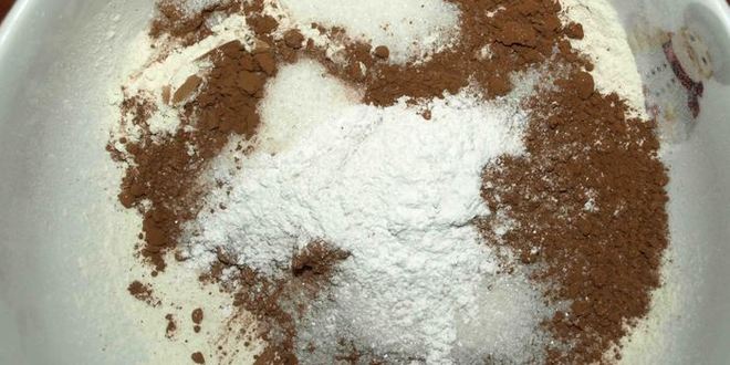 Рецепт постного шоколадного манника с вяленой клюквой