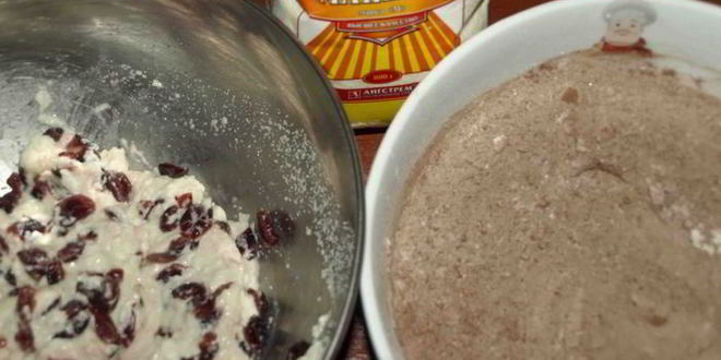 Рецепт постного шоколадного манника с вяленой клюквой