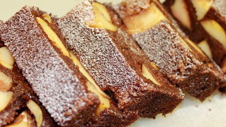 Рецепт шоколадного манника с карамельными яблоками