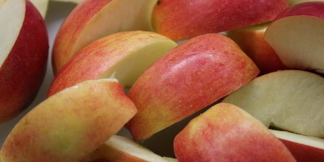 Рецепт шоколадного манника с карамельными яблоками