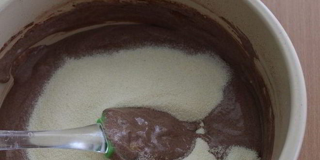 Рецепт шоколадного манника с малиновым джемом