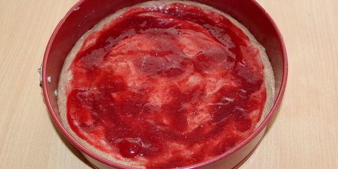 Рецепт шоколадного манника с малиновым джемом