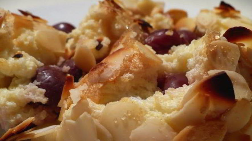 Рецепт творожного манника с вишней и миндалем