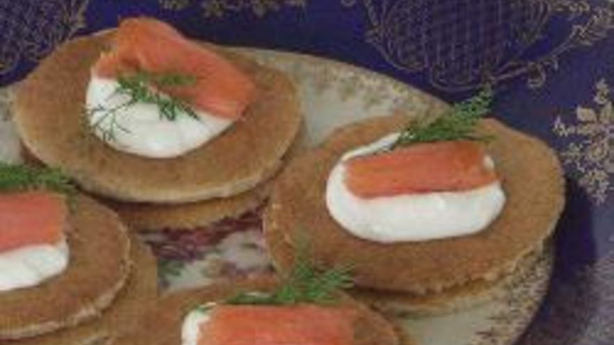 Рецепт гречневых оладий с красной рыбой