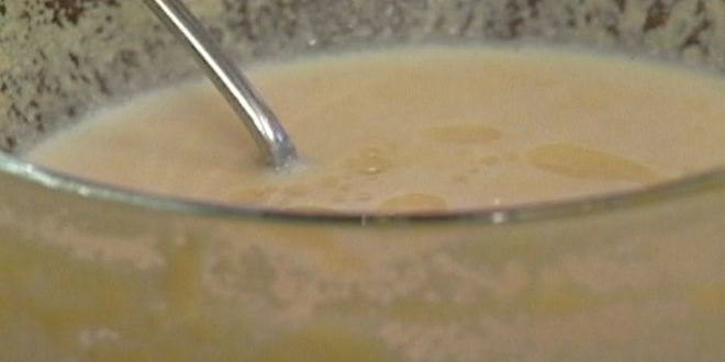 Рецепт кукурузных оладушек со сливами