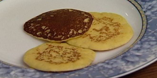 Рецепт кукурузных оладушек со сливами