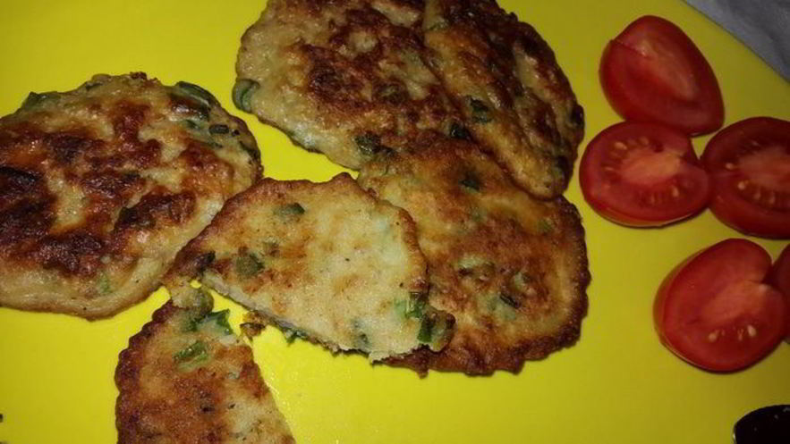 Рецепт мясных оладий с зеленым луком