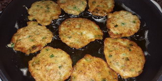 Рецепт мясных оладий с зеленым луком