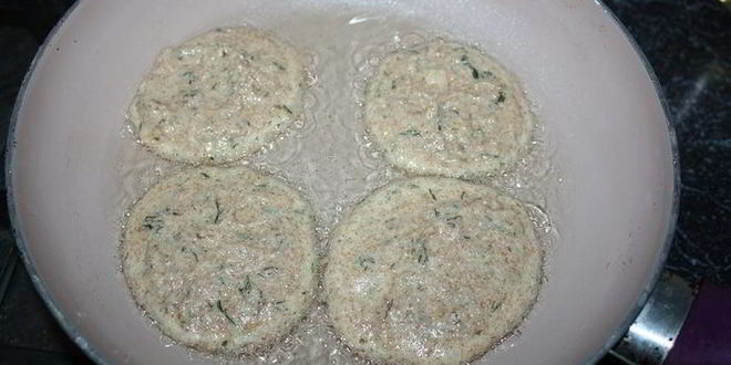 Рецепт оладий из отрубей с зеленью и творожной икрой