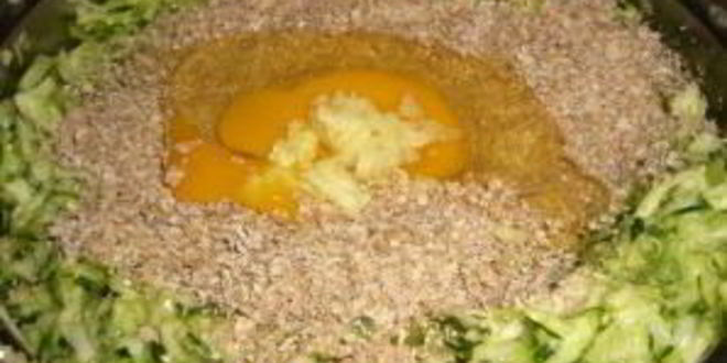 Рецепт оладий из цукини с творожной начинкой