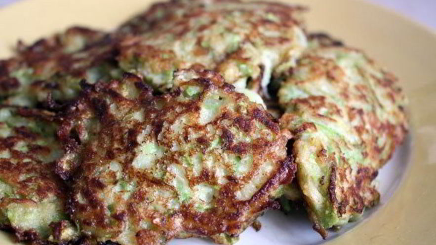 Рецепт оладий из цукини со сметаной и мускатным орехом