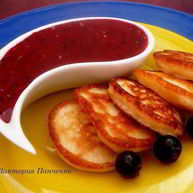 Рецепт Оладий на кефире с соусом из черной смородины