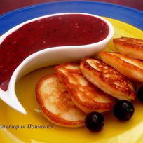 Рецепт Оладий на кефире с соусом из черной смородины