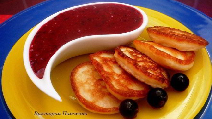 Рецепт оладий на кефире с соусом из черной смородины