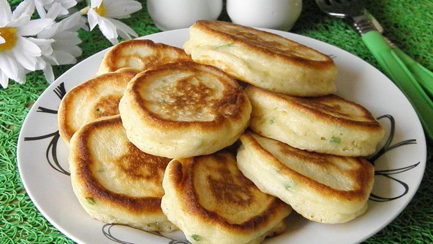 Рецепт оладий на кефире с зеленым луком