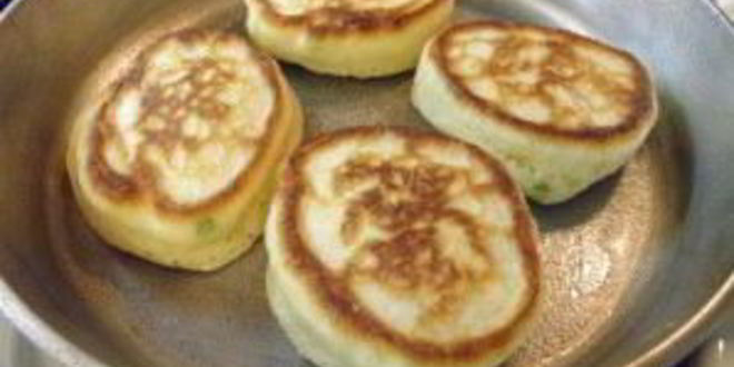 Рецепт оладий на кефире с зеленым луком