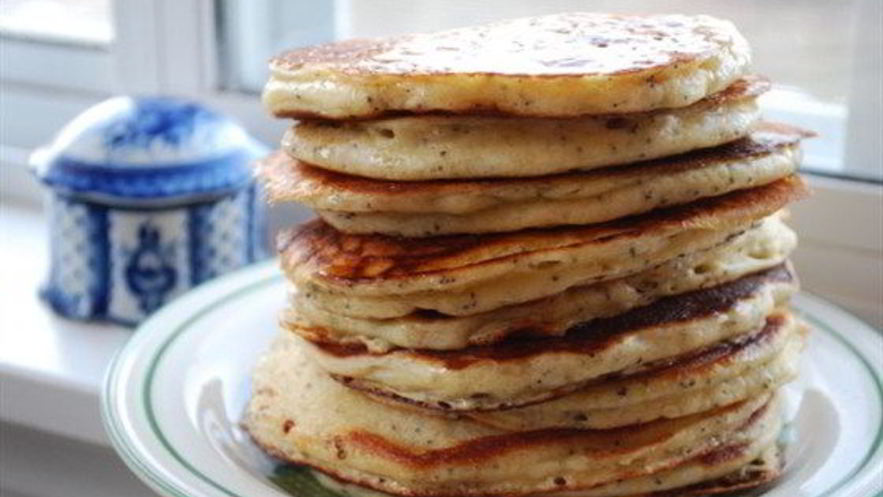 Рецепт оладий по-деревенски с ягодным соусом