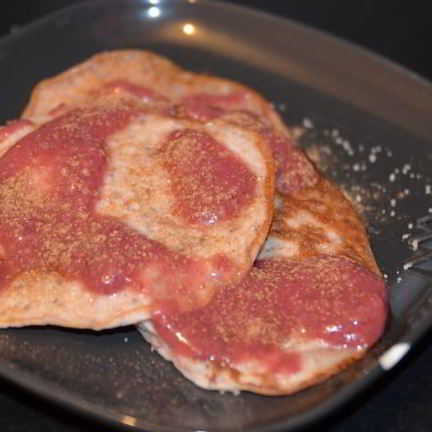 Рецепт Оладий с земляникой и ягодным соусом