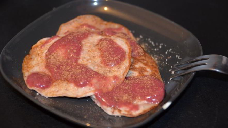 Рецепт оладий с земляникой и ягодным соусом