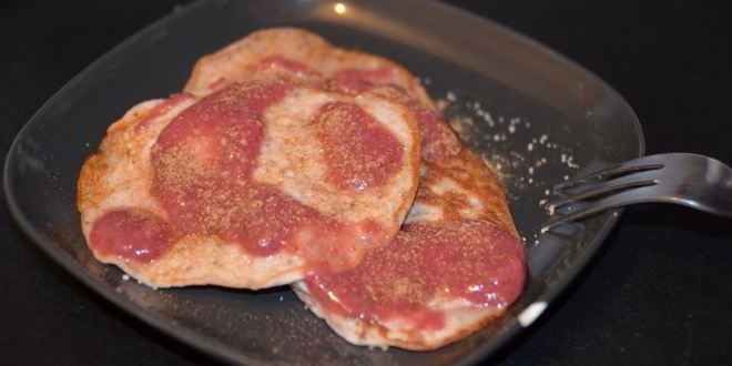 Рецепт оладий с земляникой и ягодным соусом