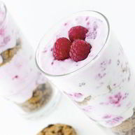 Рецепт Десерта из малины с греческим йогуртом и печеньем