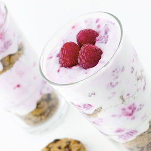 Рецепт Десерта из малины с греческим йогуртом и печеньем