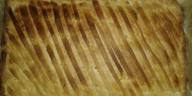 Рецепт быстрого рассыпчатого пирога из слоеного теста