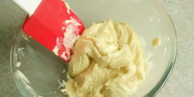 Рецепт квадратного кекса с белым шоколадом и ягодами