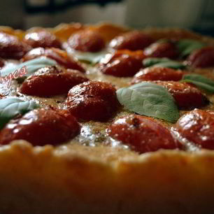 Рецепт Пирога с карамелизированным чесноком и помидорами черри