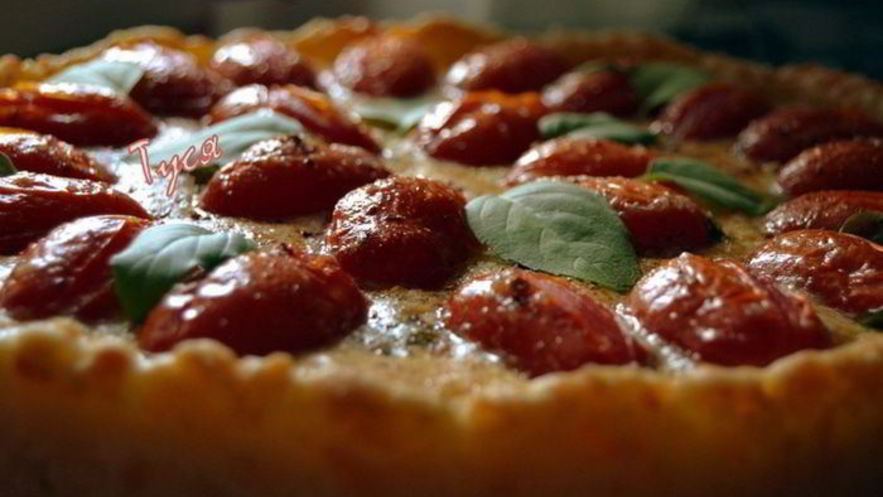 Рецепт пирога с карамелизированным чесноком и помидорами черри