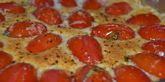 Рецепт пирога с карамелизированным чесноком и помидорами черри