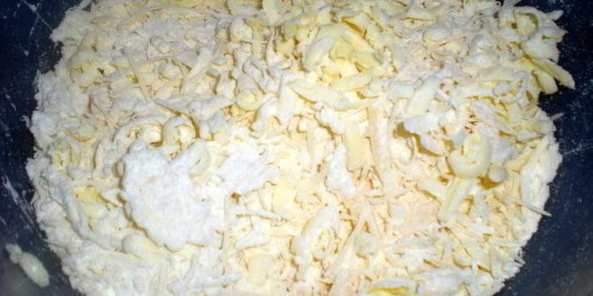 Рецепт пирога с карамелизированным чесноком и помидорами черри