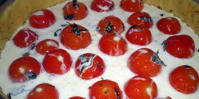 Рецепт пирога с карамелизированным чесноком и помидорами черри