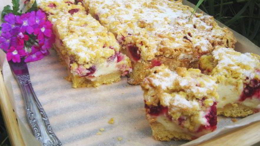 Рецепт пирога с малиной под белковым пудингом