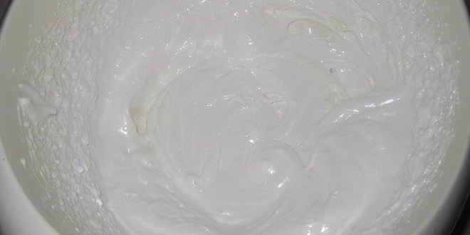 Рецепт пирога с малиной под белковым пудингом