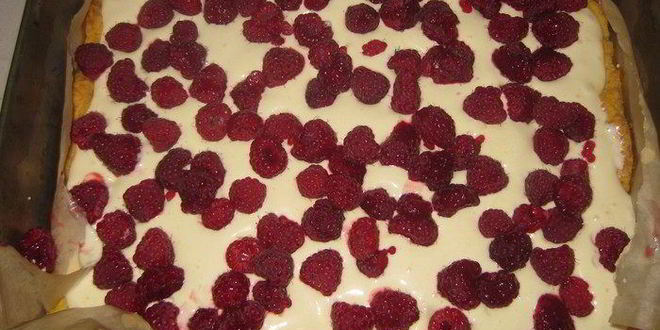 Рецепт пирога с малиной под белковым пудингом