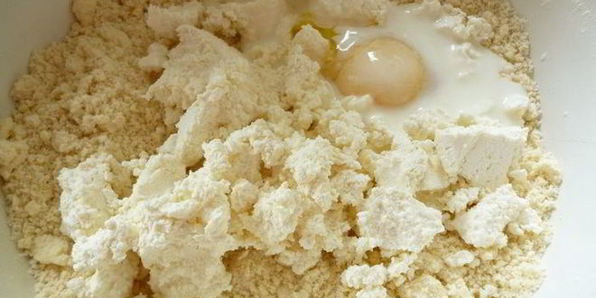 Рецепт пирога с зеленью и сыром из слоеного творожного теста