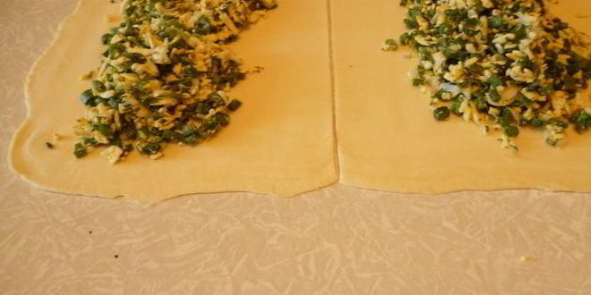 Рецепт пирога с зеленью и сыром из слоеного творожного теста