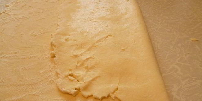 Рецепт пирога с зеленью и сыром из слоеного творожного теста