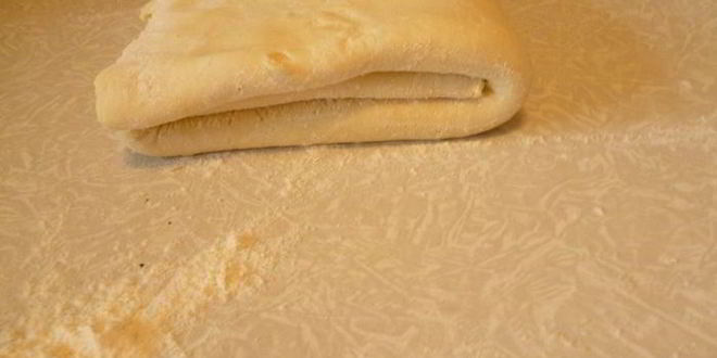 Рецепт пирога с зеленью и сыром из слоеного творожного теста