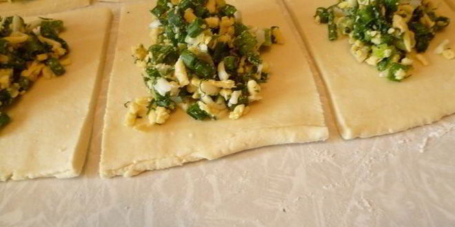Рецепт пирога с зеленью и сыром из слоеного творожного теста